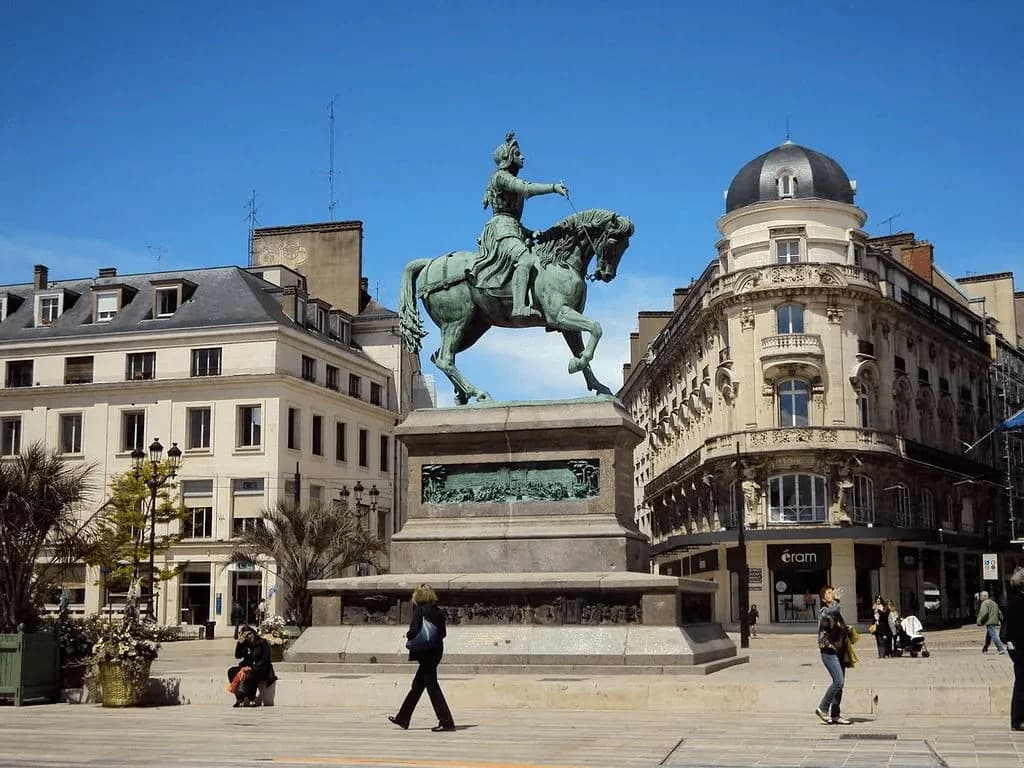 La statue équestre de Jeanne d’Arc sur la place du Martroi, à Orléans