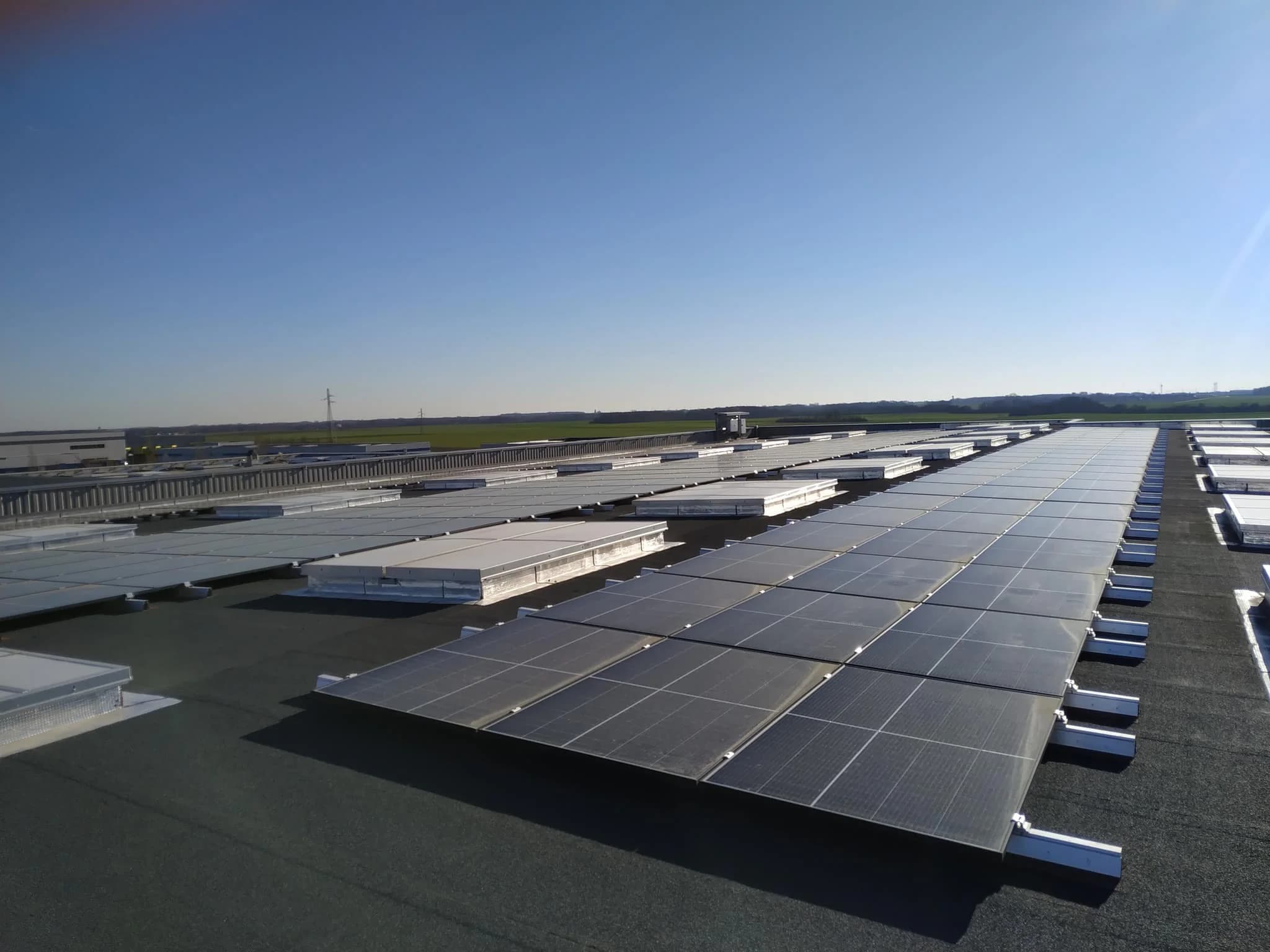 Panneaux solaires sur la toiture de l’entrepôt