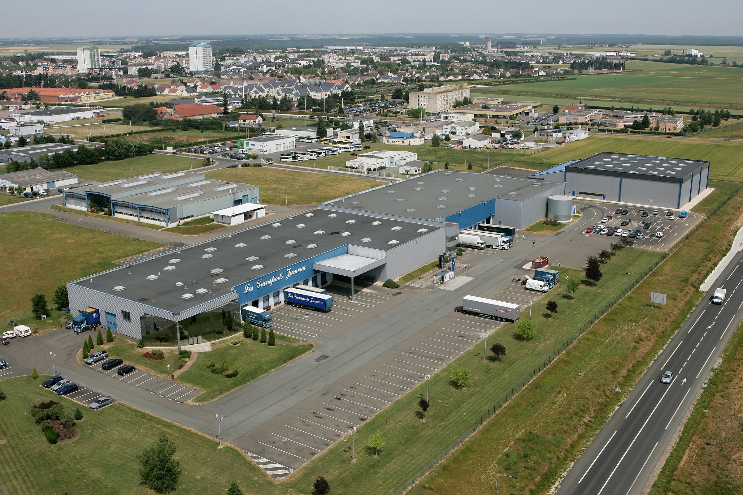 Vue aérienne d’une plateforme logistique des Transports Jumeau