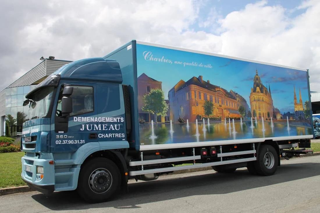 Camion des Déménagements Jumeau de Chartres, sa caisse peinte d’une vue de la ville