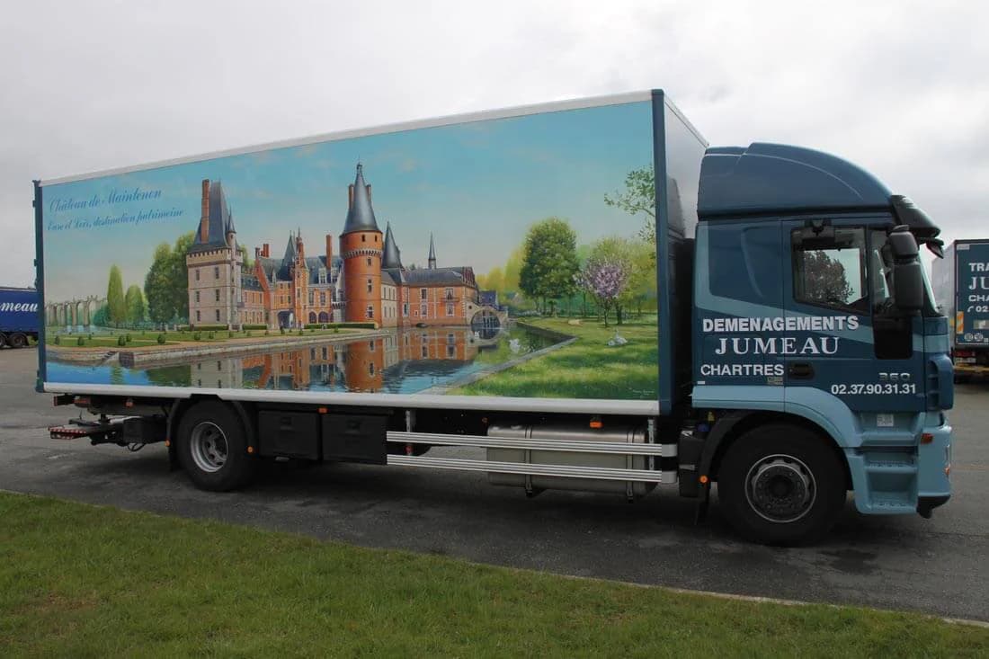 Un camion des Déménagements Jumeau de Chartres, à la caisse peinte du château de Maintenon