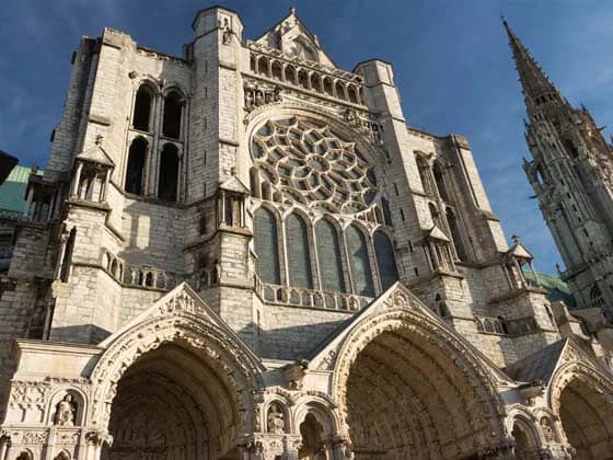 Façade de la cathédrale de Chartres, avec sa rose et ses portails sculptés