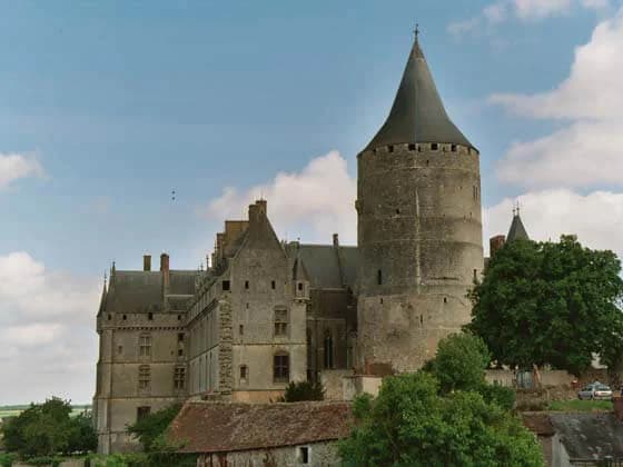 Le château de Châteaudun et son haut donjon rond à toit conique