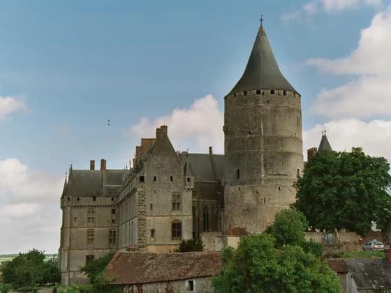 Le château de Châteaudun et son haut donjon rond à toit conique