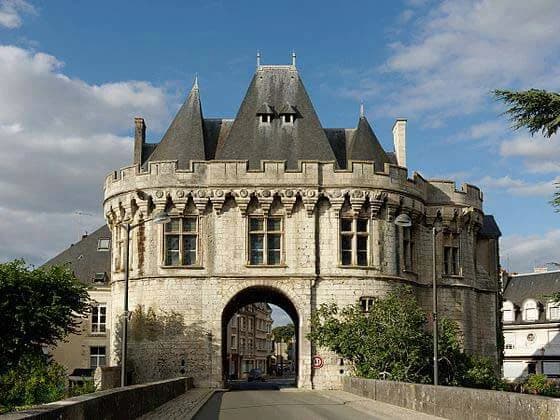 La porte Saint-Georges à Vendôme, avec ses mâchicoulis et son passage voûté