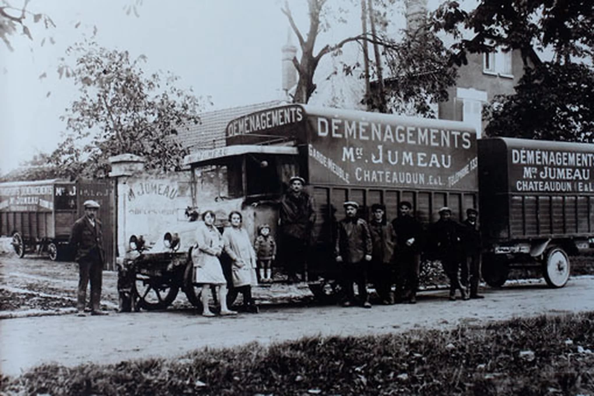 Photo d’archive : l’équipe et les camions des Déménagements M. Jumeau à Châteaudun