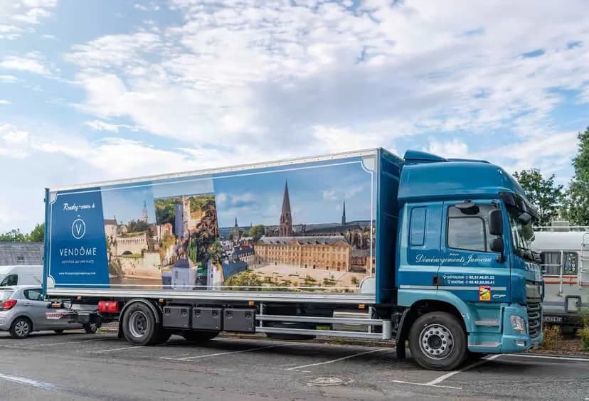 Camion des Déménagements Jumeau habillé d’une vue de Vendôme et de ses monuments