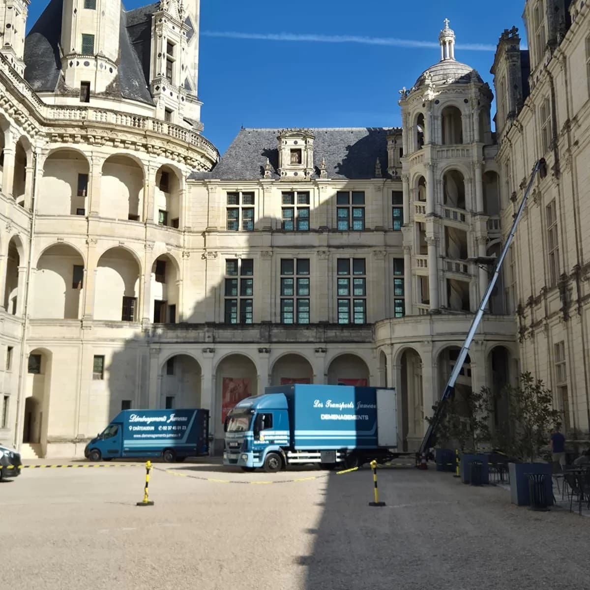 Deux camions de Jumeau garés dans la cour du château de Chambord