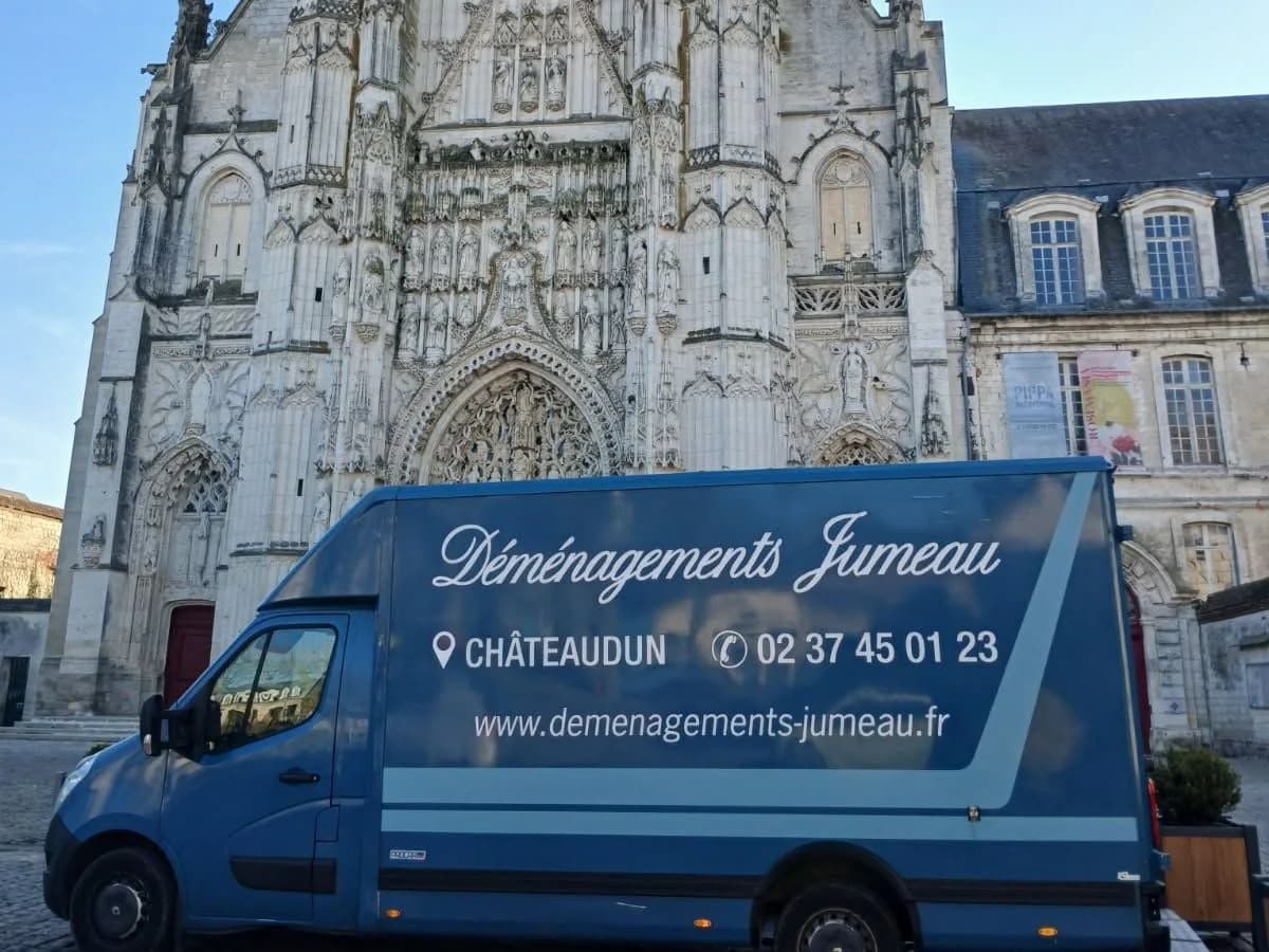Un fourgon des Déménagements Jumeau de Châteaudun devant l’abbatiale de Saint-Riquier