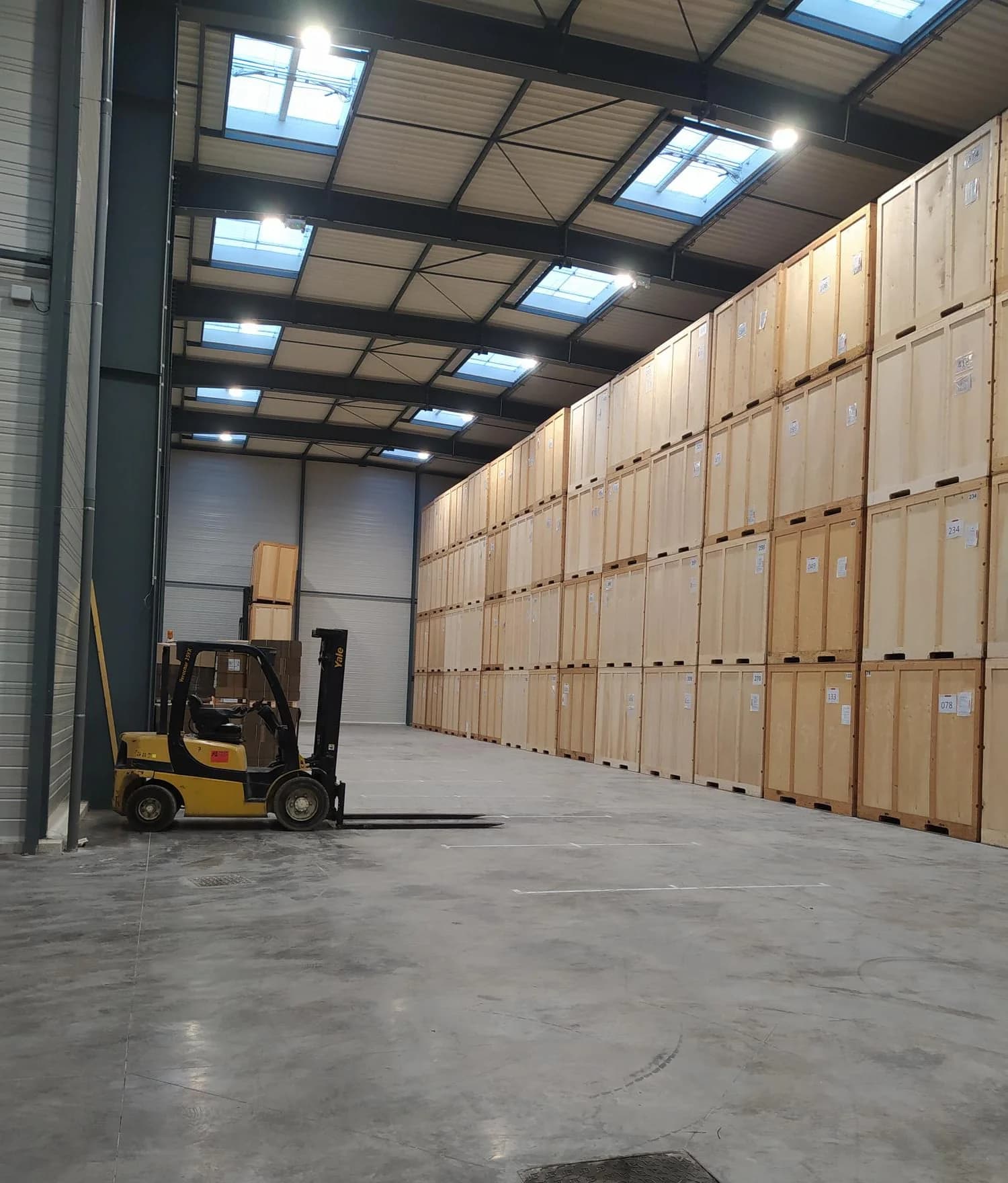 Caisses de stockage en bois dans l’entrepôt du garde-meubles Jumeau