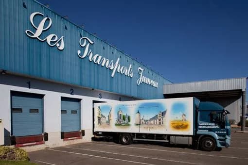 Le bâtiment des Transports Jumeau, un camion habillé de vues de la région devant ses quais