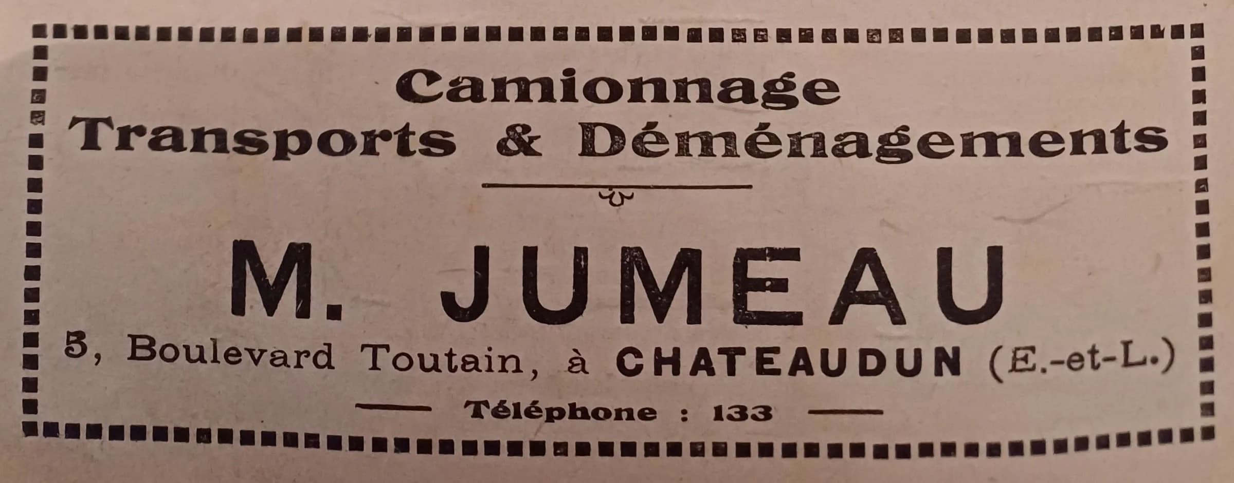 Réclame d’annuaire : « Camionnage, Transports & Déménagements, M. Jumeau, 5, boulevard Toutain, à Châteaudun (E.-et-L.), téléphone 133 »