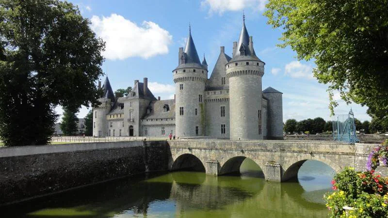 Le château de Sully-sur-Loire et son pont de pierre sur les douves
