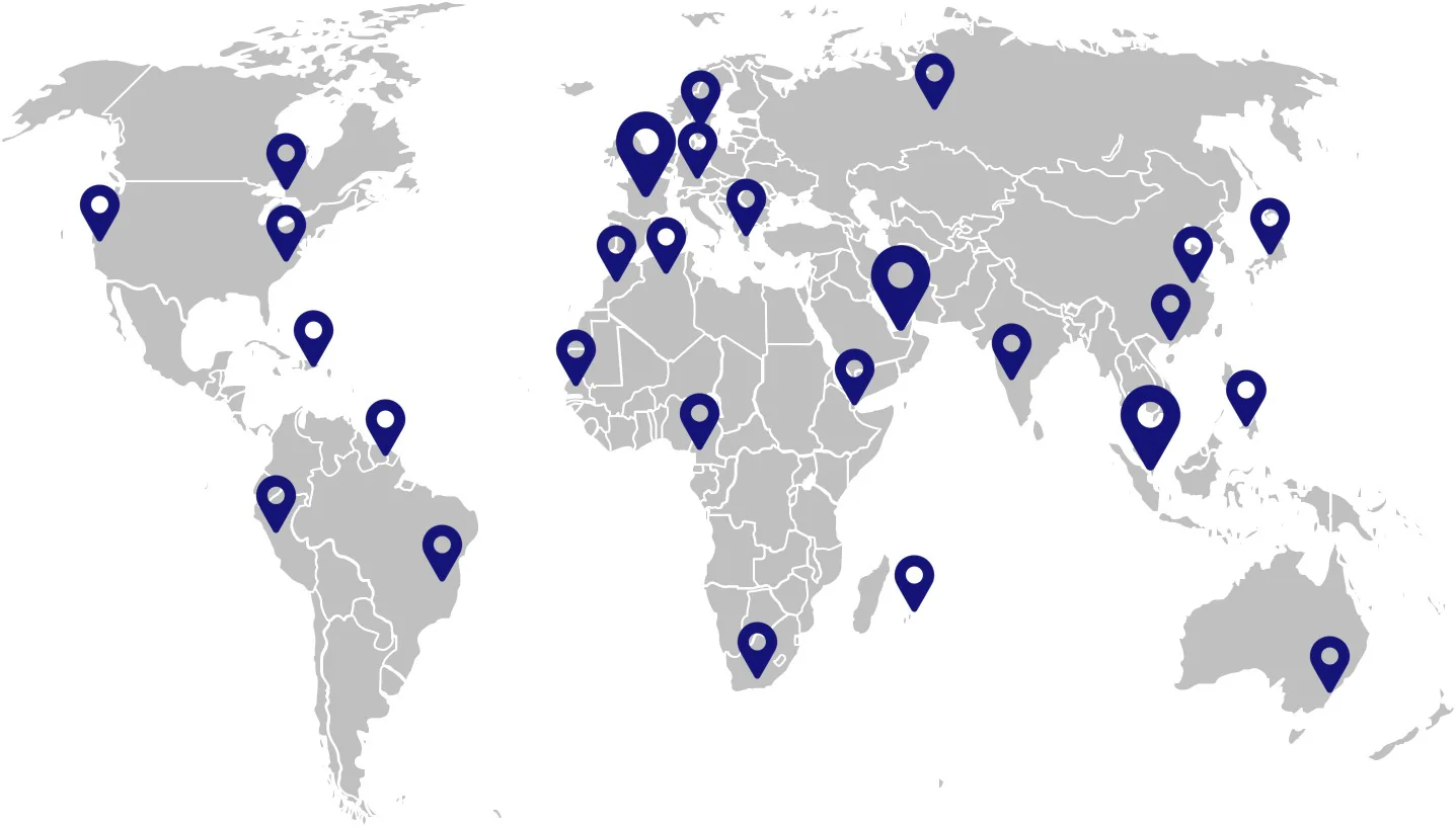 Carte du monde grise parsemée de repères bleu marine, sur tous les continents