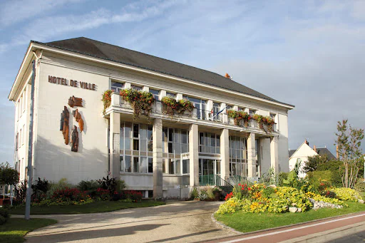 L’hôtel de ville de Saint-Jean-de-la-Ruelle, façade blanche à piliers et balcons fleuris