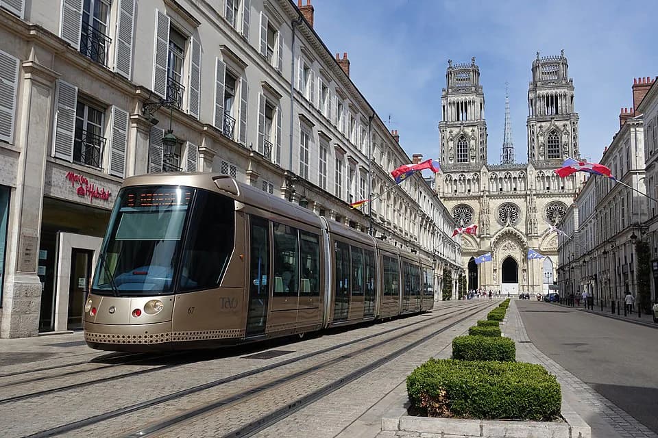 Un tramway dans la rue Jeanne-d’Arc, à Orléans, face à la cathédrale Sainte-Croix et ses deux tours
