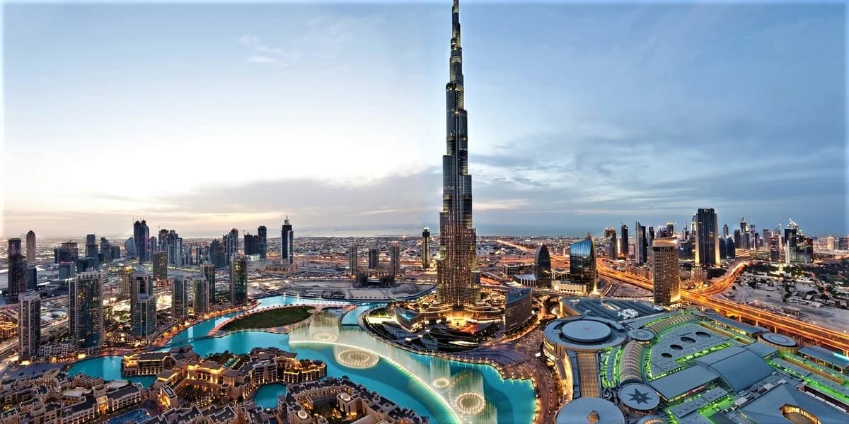 Dubaï au crépuscule : la tour Burj Khalifa domine les gratte-ciel et le lac de la fontaine