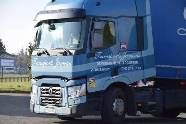 La cabine d’un camion des Transports Jumeau, lettrée « Déménagement – Logistique » et « Châteaudun »